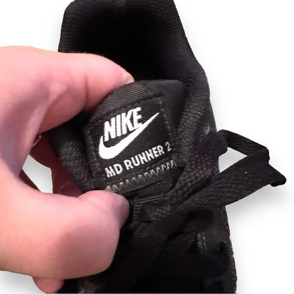 Nike MD Runner 2‎ ENG Mesh Women’s Sneakers Activewear Shoes in Black/Gray Sz 6 - Picture 5 of 11